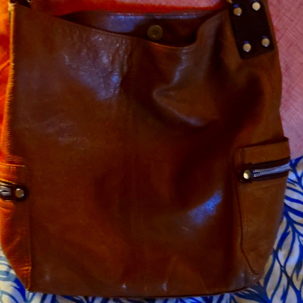 Tano medium size caramel bag has all kinds of extra compartments, on each size